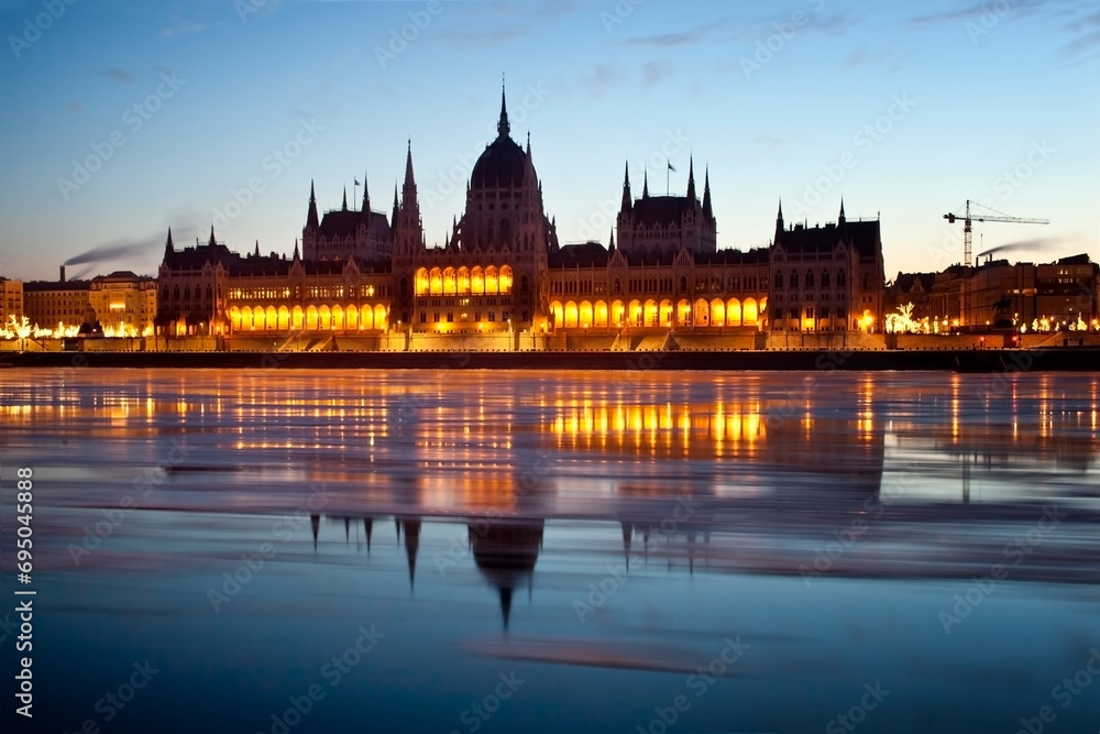 Obraz premium The Hungarian parliament building before sunrise at a cold winter.
