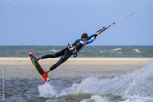 Junger, attraktiver KItesurfer in Aktion