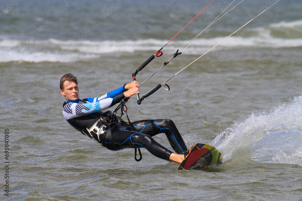 Obraz premium Junger, attraktiver KItesurfer in Aktion