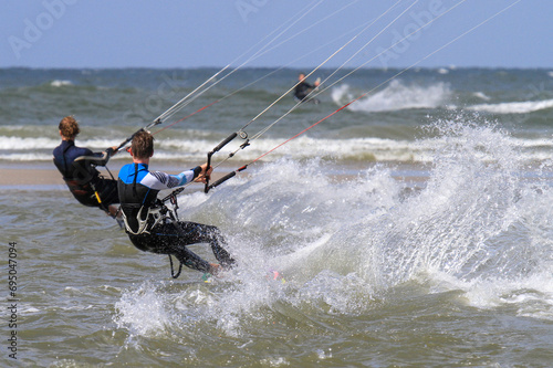 Junger, attraktiver KItesurfer in Aktion