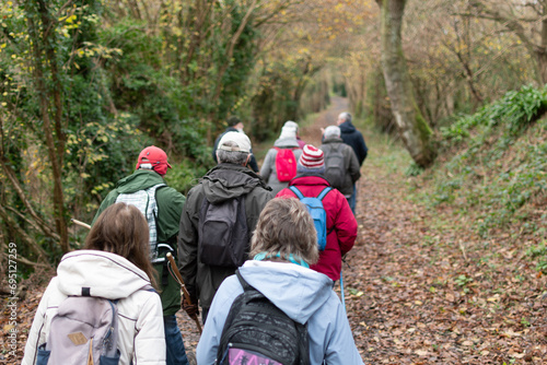 Randonneurs sur les chemins en Bretagne