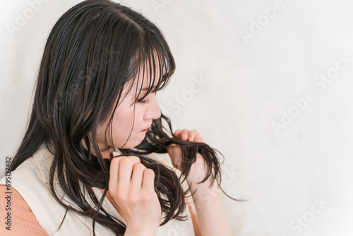 髪の毛に悩む女性（枝毛・切れ毛・パサつき・乾燥・ダメージヘア）
 photo