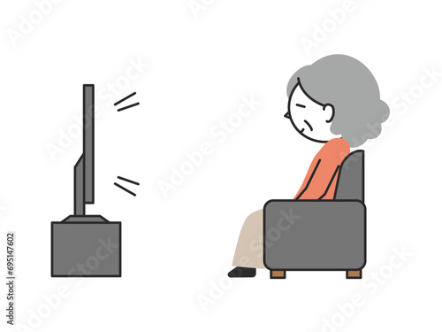 ソファに座ってテレビを見るシニア女性