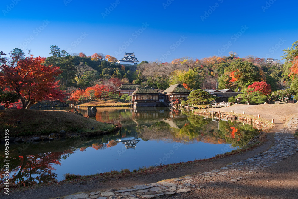 Fototapeta premium 紅葉の玄宮園と臨池閣と彦根城天守閣