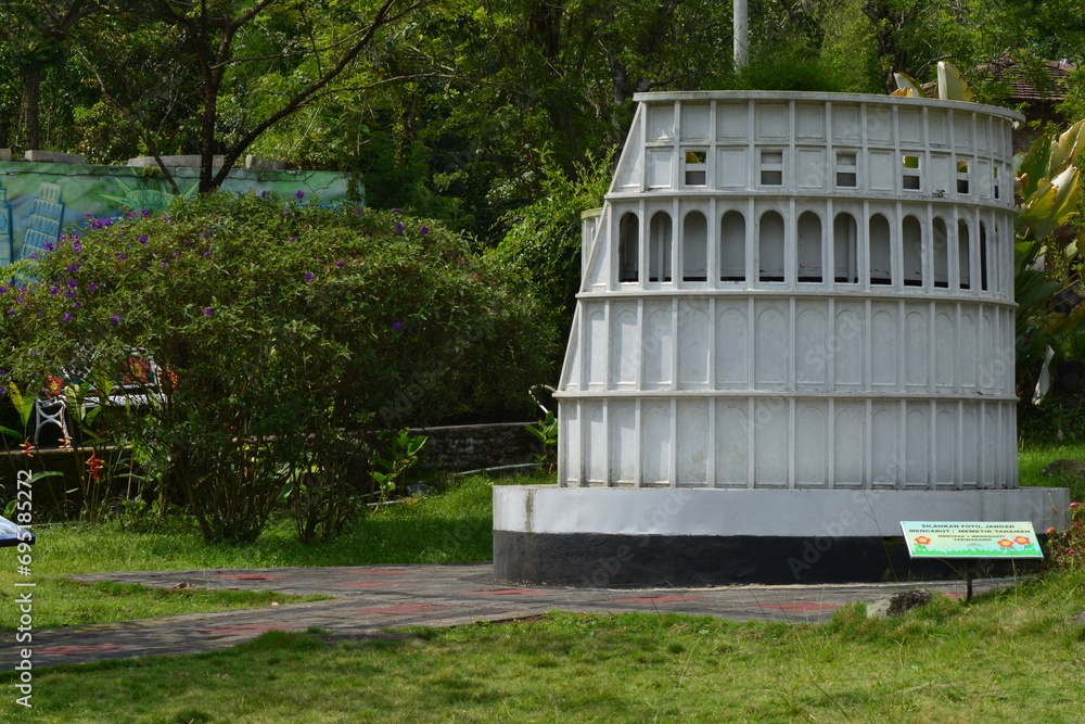 photo of the replica of the coliseum building in the park photo of the replica of the coliseum building in the park