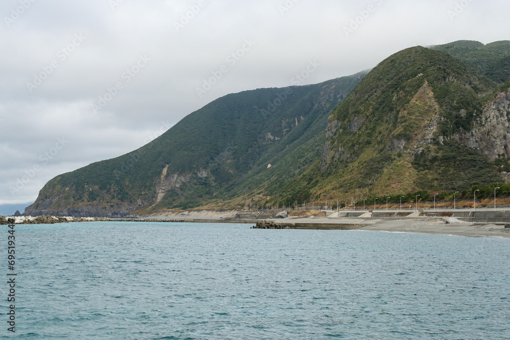 断崖に沿って海岸が続く新島の前浜海岸 断崖に沿って海岸が続く新島の前浜海岸