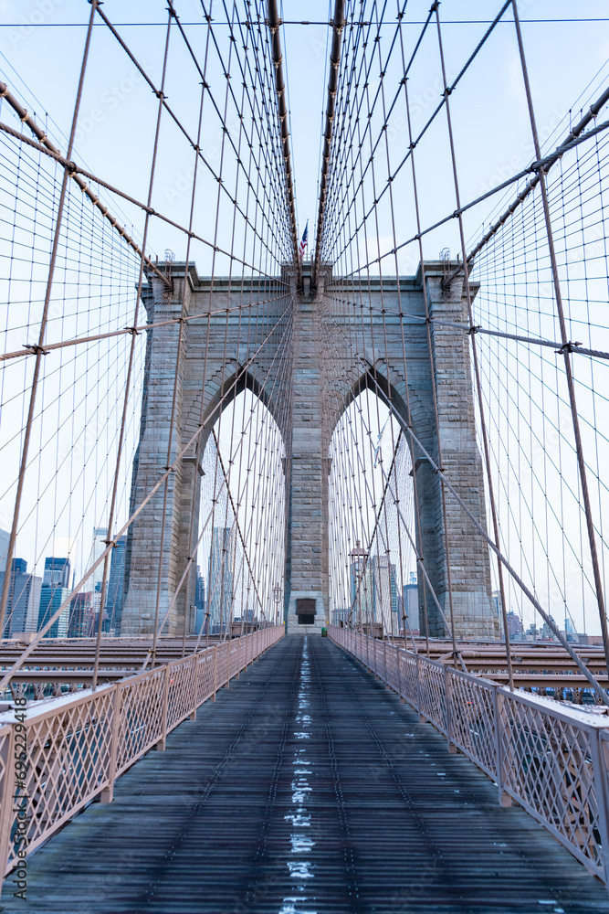 Obraz premium brooklyn bridge of new york city. new york bridge connecting Manhattan and Brooklyn. Pedestrian walkway manhattan. urban architecture of new york city. brooklyn landmark. Brooklyn bridge in ny, usa