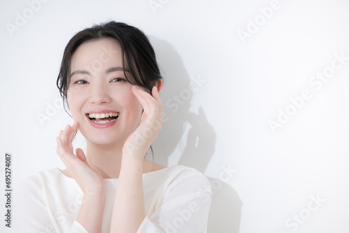 美容に使いやすい若い女性のカメラ目線のイメージ　　大笑いして幸せそう photo