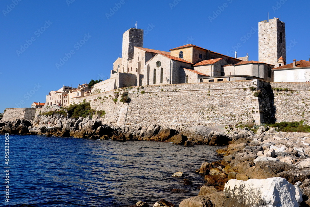 France, côte d'azur, Antibes, les remparts de la vielle ville dominés par le château Grimaldi et la cathédrale face à la mer méditerranée.