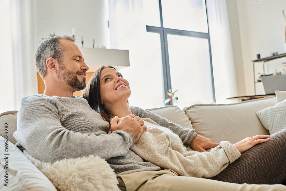 Ταπετσαρία pleased child-free couple sitting on comfortable couch and looking at each other