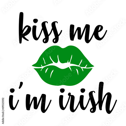 Día de San Patricio. Beso irlandés. Logo con silueta de labios de mujer con texto manuscrito kiss me I'm irish