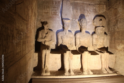 Intérieur du Temple Abou Simbel , Egypte : crypte Ramsés II et dieux photo