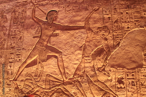 Intérieur du Temple Abou Simbel , Egypte : bas relief de Ramsès II tuant un ennemi