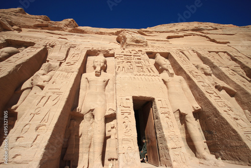 Site d'Abou Simbel , Temple de Néfertari reine de Ramsés II : vue de l'entrée (Grand Angle focale 10mm)