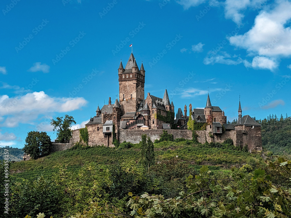 Seltener Blick auf die weltberühmte Reichsburg in Cochem nicht vom Moselufer, sondern von der Bergseite aus