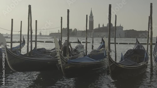 Góndolas en Venecia, Italia, con vistas a San Giorgio Maggiore photo