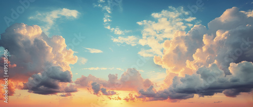 hermoso cielo con nubes al atardecer con puesta de sol anaranjada © Helena GARCIA