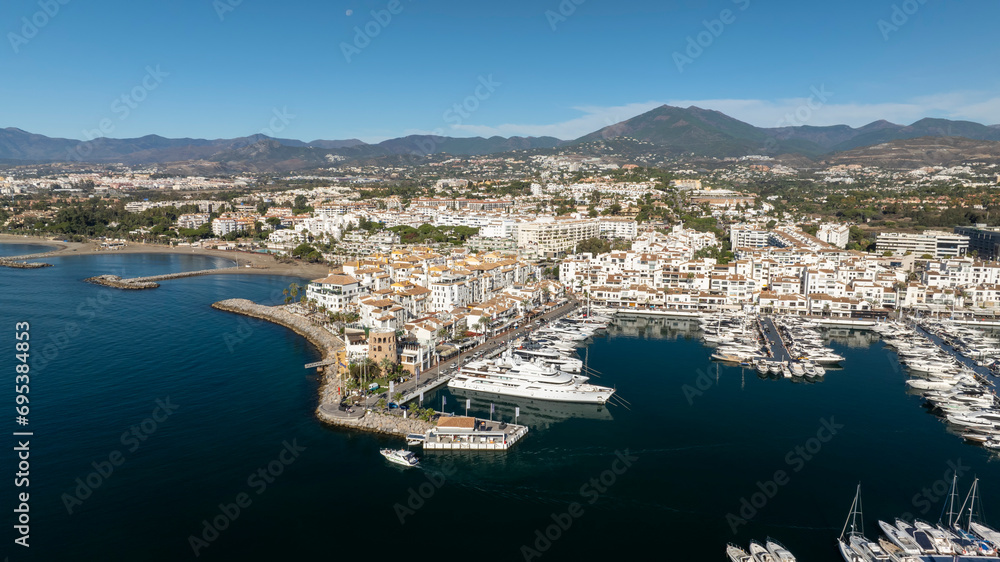 vista aérea con dron de puerto Banús en la ciudad de Marbella, España	