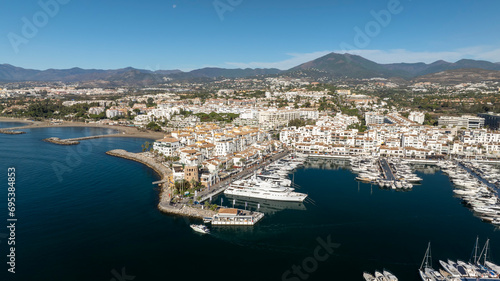 vista aérea con dron de puerto Banús en la ciudad de Marbella, España 