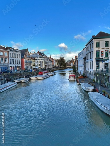 BARCAS EN RIO DE BRUJAS