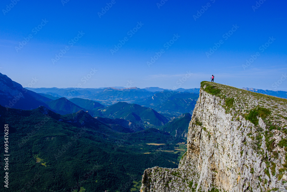 Fototapeta premium Escursionista al Parco Naturale Regionale del Vercors, Rodano-Alpi, Francia