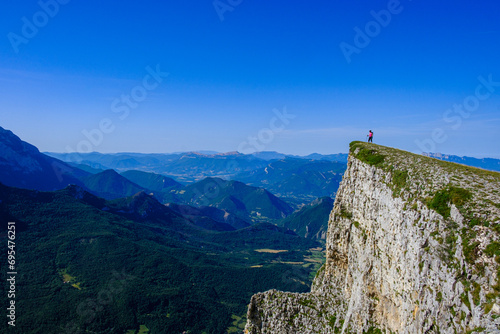 Escursionista al Parco Naturale Regionale del Vercors, Rodano-Alpi, Francia