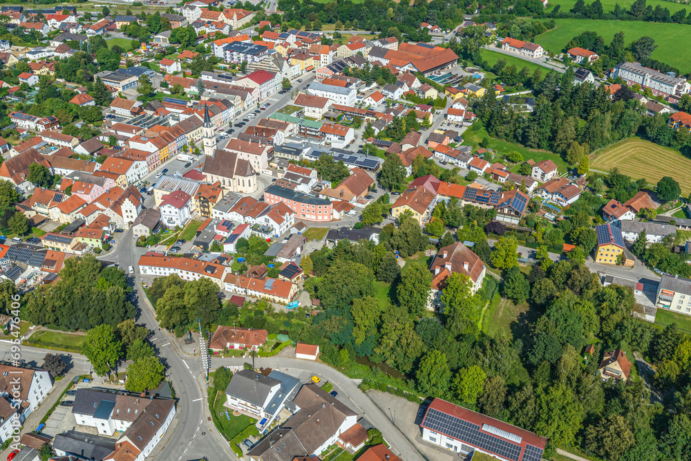 Neumarkt-Sankt Veit im oberbayerischen Landkreis Mühldorf von oben, Blick auf das Rathaus, ehemals Schloss Adlstein