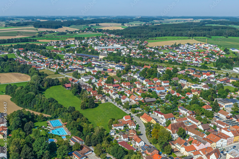 Die Stadt Neumarkt-Sankt Veit im oberbayerischen Rotttal im Luftbild, Blick zum Bahnhof