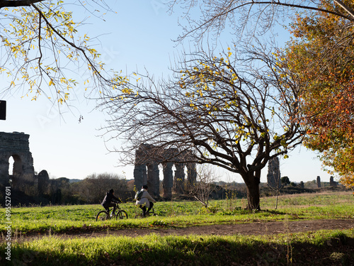 Vászonkép Roma, Parco degli acquedotti, alberi e vita all'aperto.