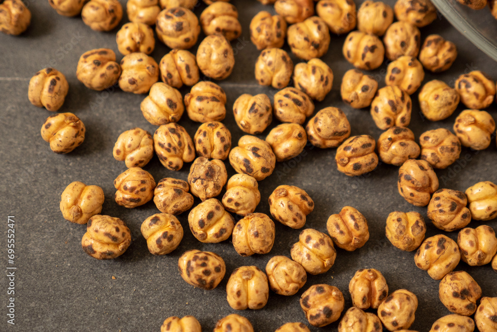 Obraz premium A plateful of freshly roasted famous Çorum roasted chickpea,