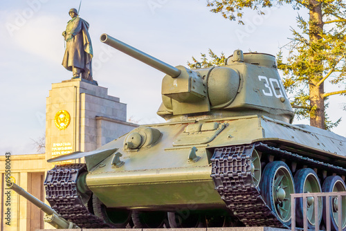Panzer des Sowjetischen Ehrenmals in Berlin auf der Straße des 17. Juni, im Hintergrund Statue des russischen Soldaten photo