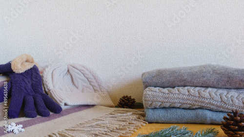 たたまれた冬物の服｜洗濯物・衣替えイメージ
