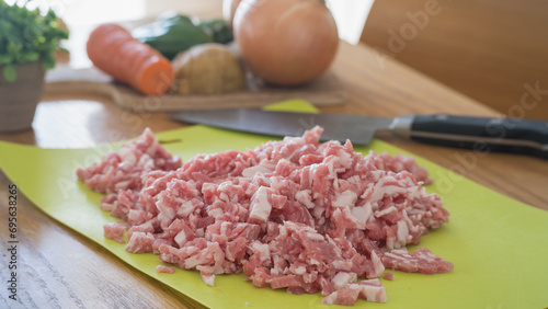 豚肉を細かく包丁で切る・豚ミンチ・挽き肉 イメージ