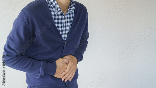 胃痛・腹痛の男性　イメージ photo
