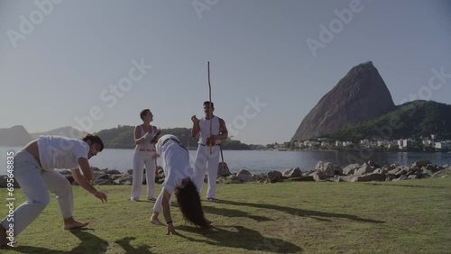 Grupo de pessoas jogando capoeira, arte marcial afro-brasileira, no Rio de Janeiro. Cinematico 4k. photo