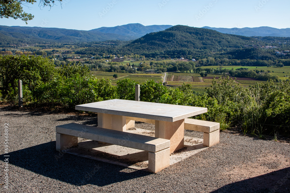 table-de-pique-nique-en-pierre-beige-avec-des-bancs-situ-e-au-sommet-d