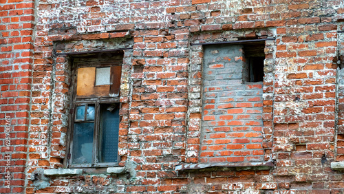 Windows are bricked up in old building, redevelopment of old houses © Антон Скрипачев