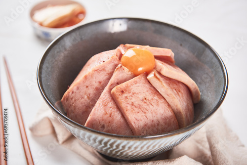 Foto a bowl of deliciously cooked ham and egg yolk