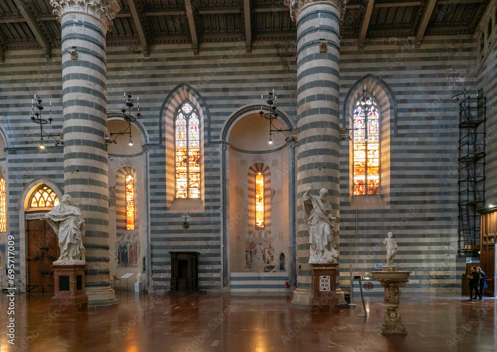 Obraz premium interior view of the Orvieto Cathedral central nave with pews and many statues