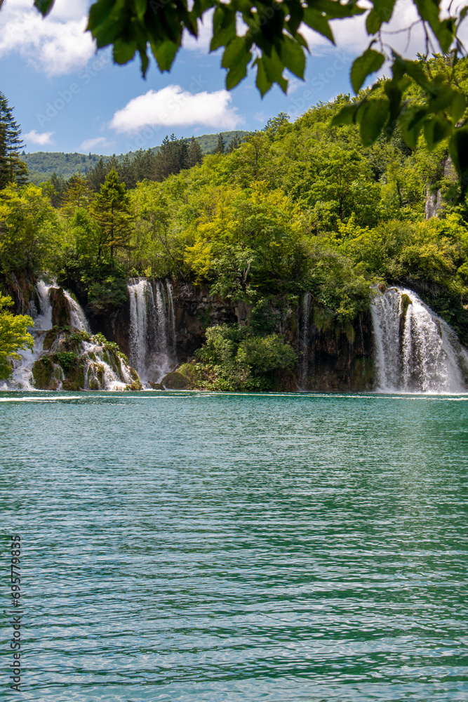 Obraz premium andscape waterfalls cascades in the Plitvice Lakes National Park (Nacionalni park Plitvička jezera) in the state of Gospić in Croatia 