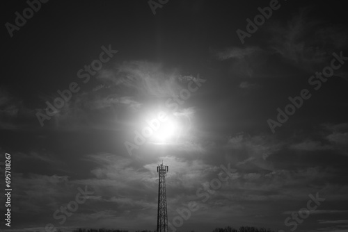 Fotografi Steel tower and the sun #1