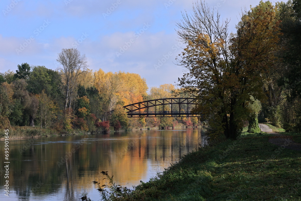 Der Fluss Isar bei Landau an der Isar im Herbst Der Fluss Isar bei Landau an der Isar im Herbst
