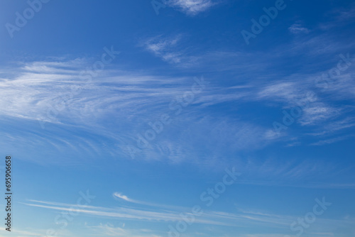 冬の青空と薄い雲