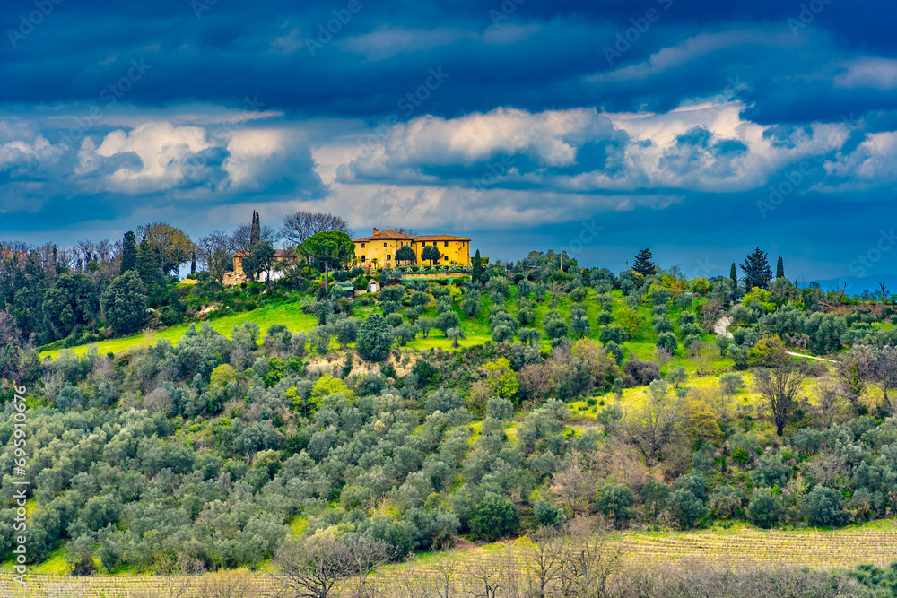 Der schöne Ort Marcialla in der Toskana in Italien mit Landschaft und weit Blick in die Natur