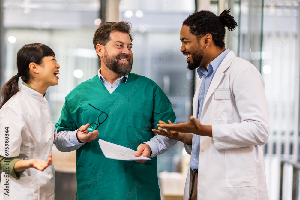 Obraz premium Group of multiracial doctors standing and discussing about results