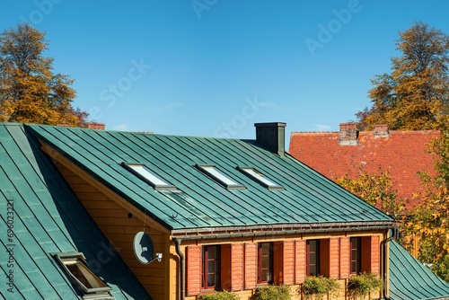 Obraz na płótnie houses with different roofs, metal and tiles w salonie