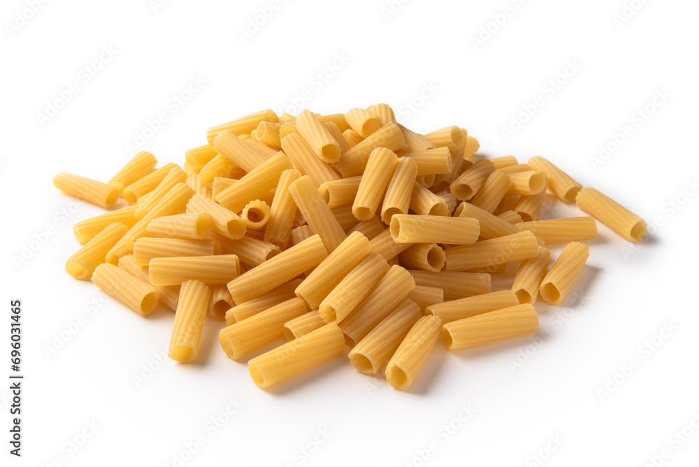 Tortiglioni crudi isolati su fondo bianco, tipico formato di pasta italiana, cibo europeo Tortiglioni crudi isolati su fondo bianco, tipico formato di pasta italiana, cibo europeo