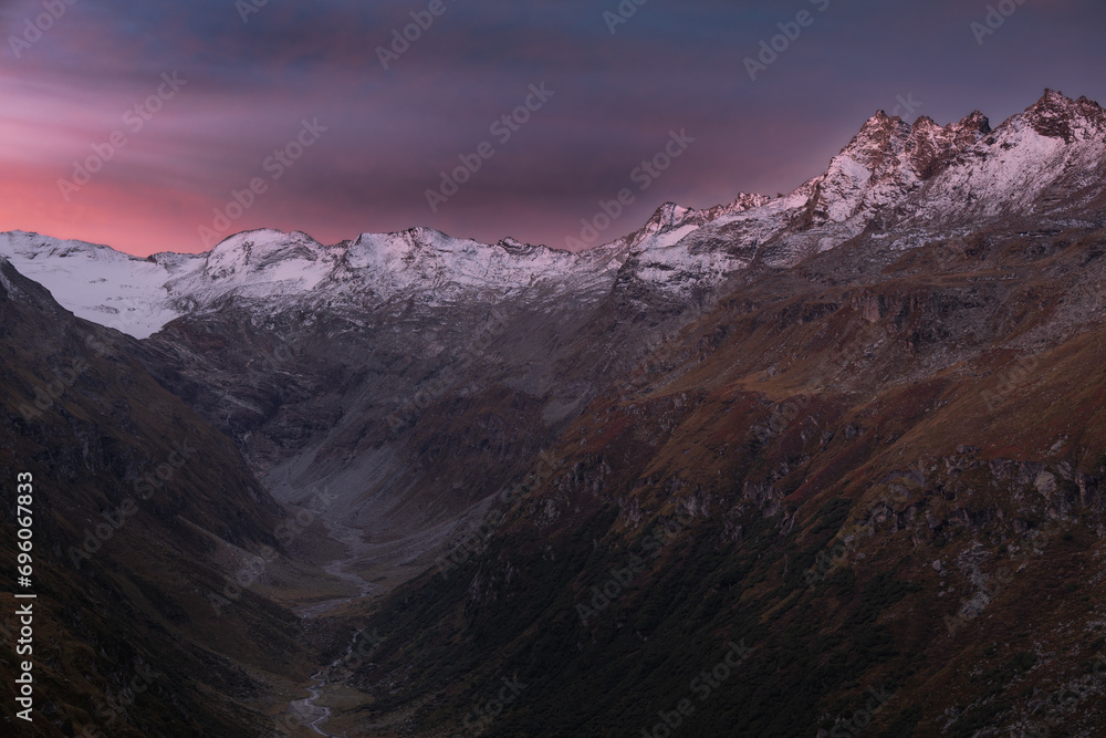 Obraz premium Dusk in the Alpine Valley of Engadin