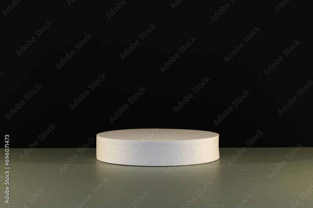 Arrière plan noir sur un support gris avec un présentoir pour des produits avec un rendu 3 D. Plate-forme vide avec podium pour cosmétique, bijoux, maquette ou autres objets. Arrière plan noir sur un support gris avec un présentoir pour des produits avec un rendu 3 D. Plate-forme vide avec podium pour cosmétique, bijoux, maquette ou autres objets.