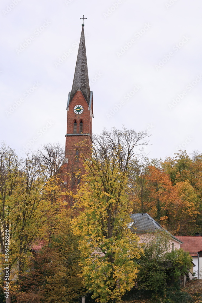 Blick auf die Katholische Pfarrkirche St-Nikolaus in Bad Abbach	